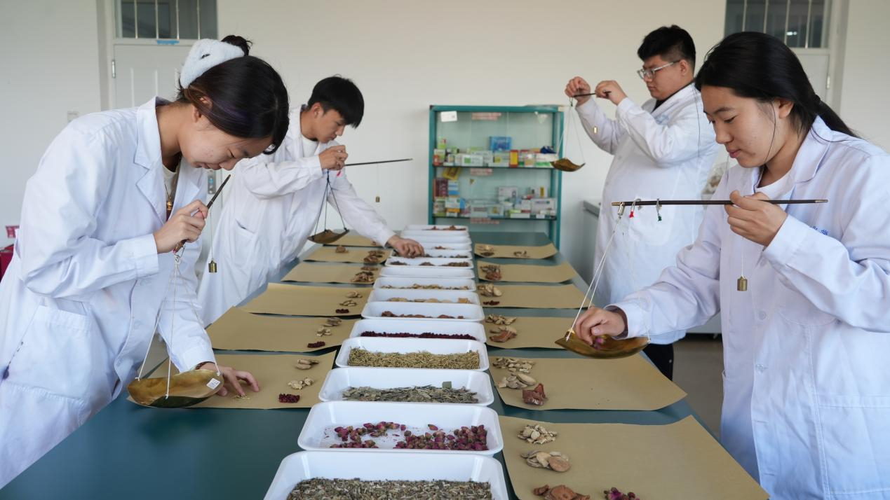 中药学专业学生中药调剂实操训练(晶晶  摄)围绕再造一个"通辽工业"