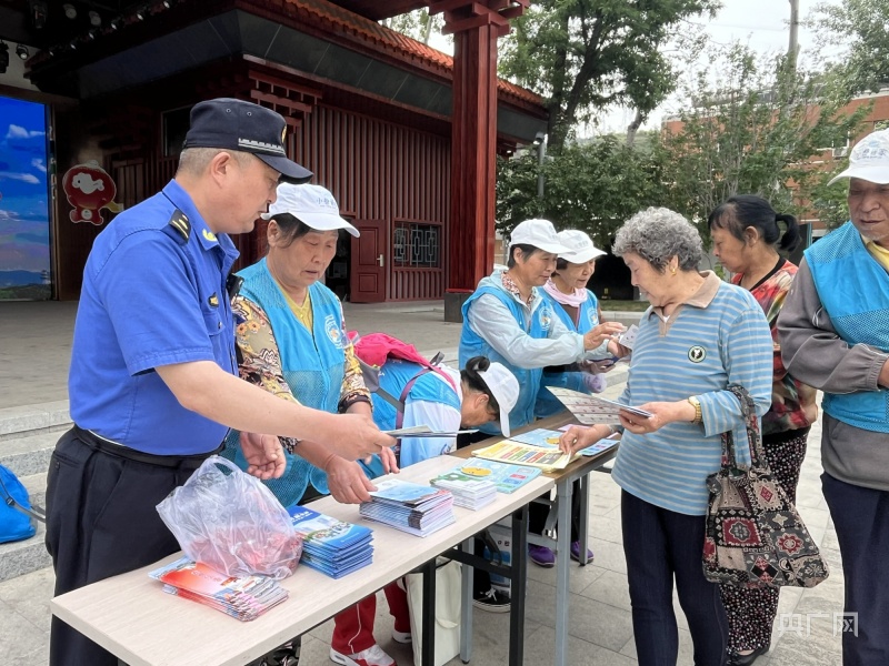 天博体育官网北京石景山广宁街道举办“门前三包”志愿服务活动(图1)