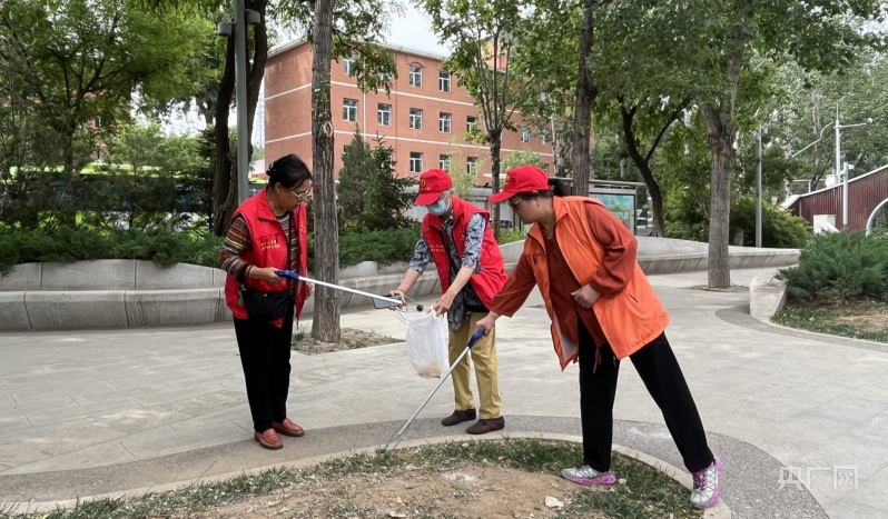 天博体育官网北京石景山广宁街道举办“门前三包”志愿服务活动(图2)