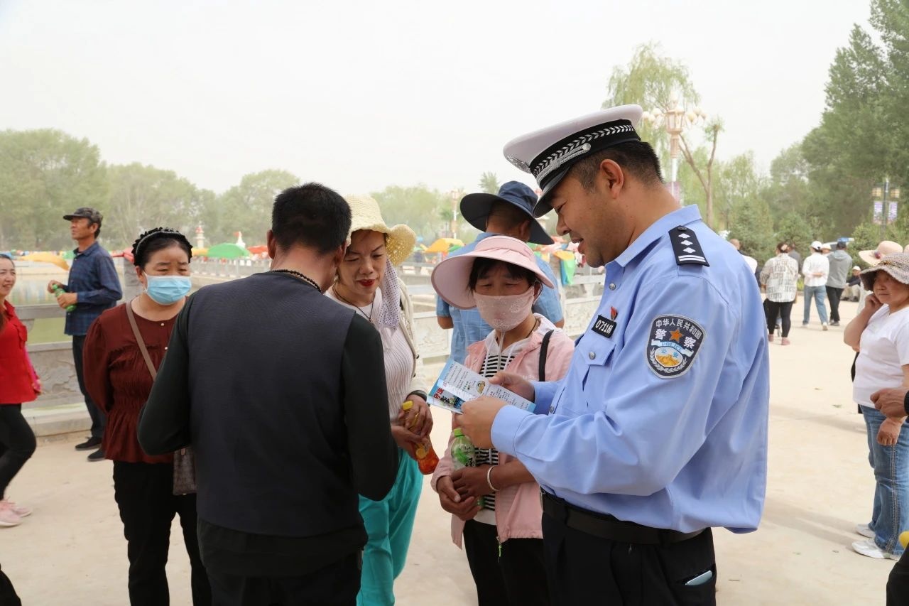 甘肃甘州公安交警巧借“庙会”开展“美丽乡村行”交通安全宣传活动 央广网