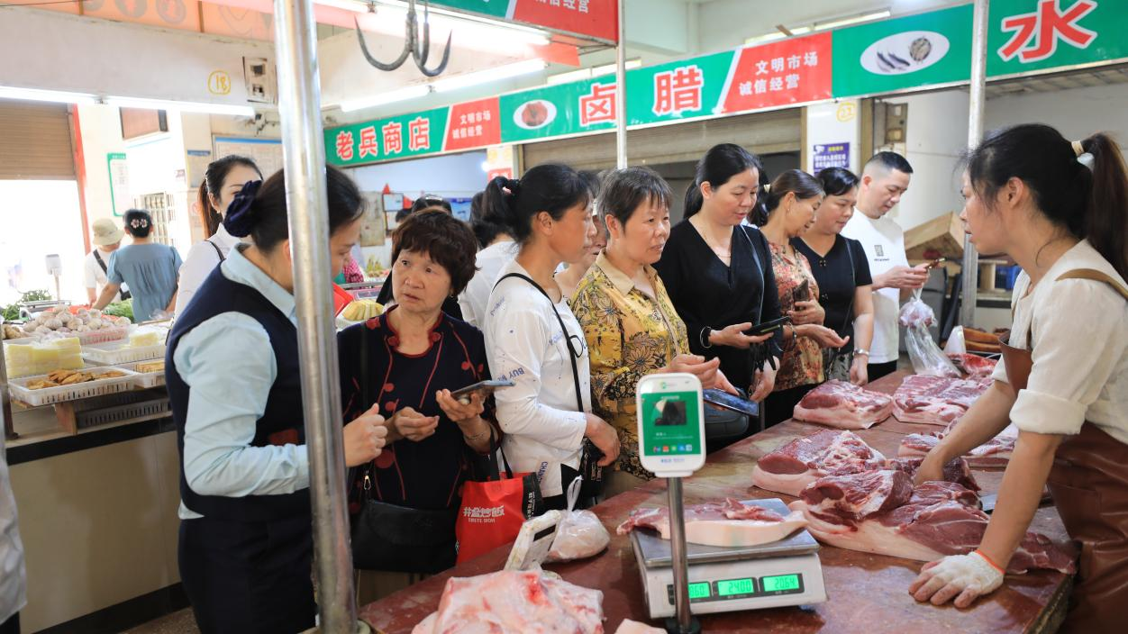 湖南衡山：“智慧菜场” 让交易更透明、买菜更放心