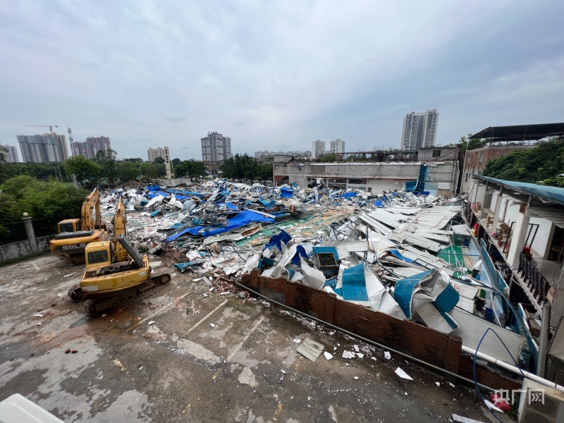 广东清远一羽毛球馆顶棚发生坍塌