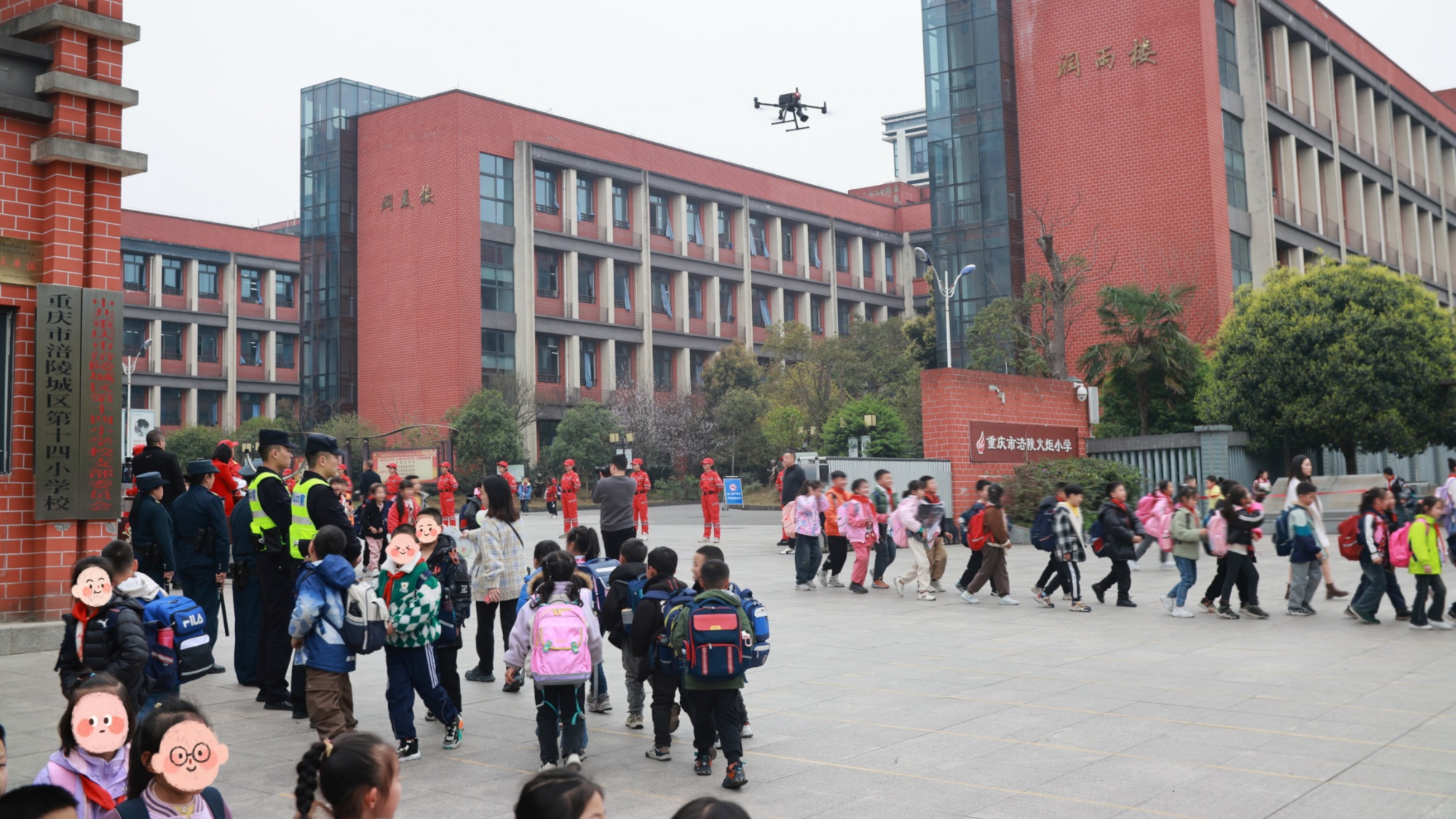 涪陵警方开启"空地一体" 为校园平安保驾护航
