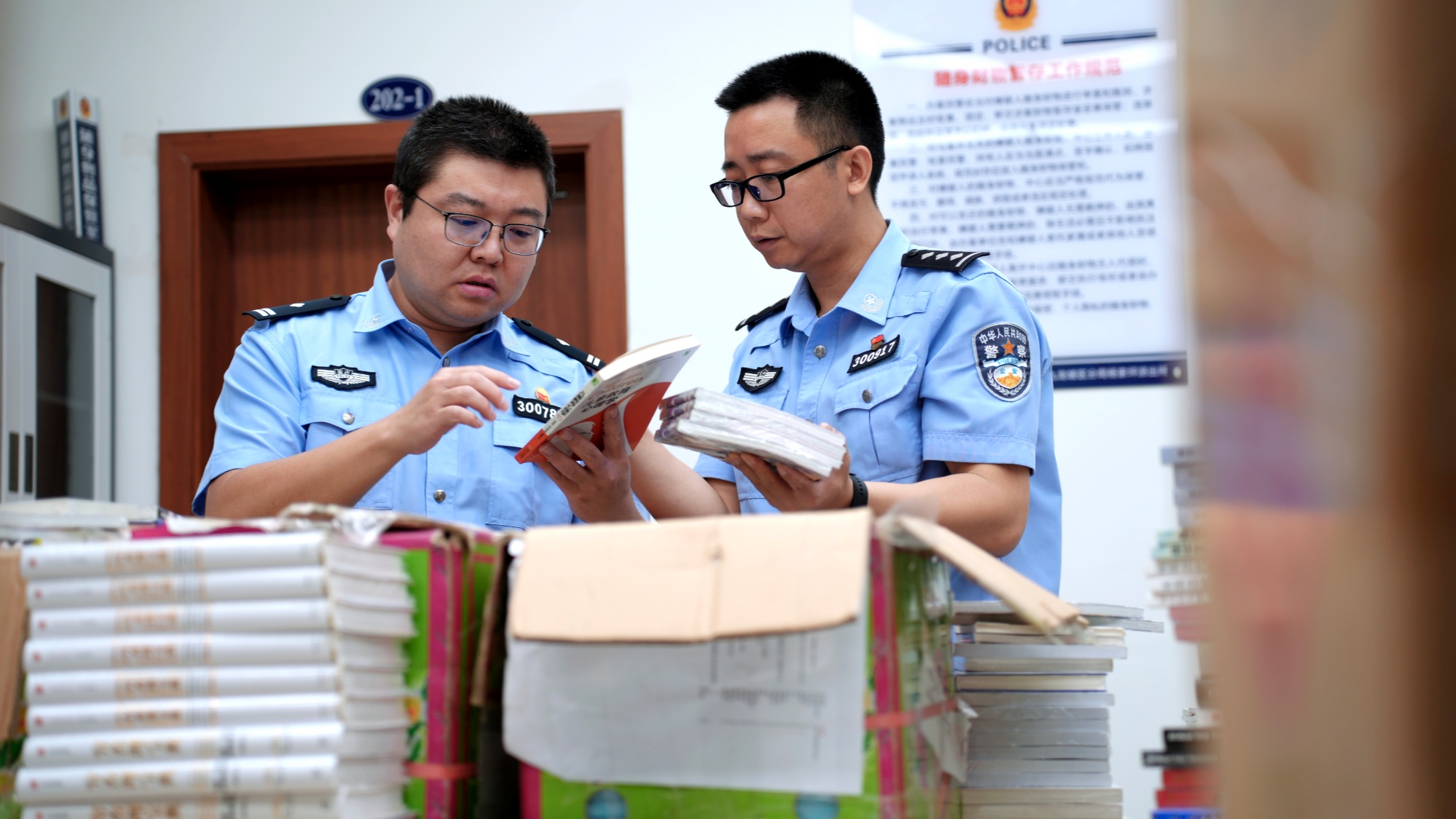 九龙坡警方助千本被盗书籍回归