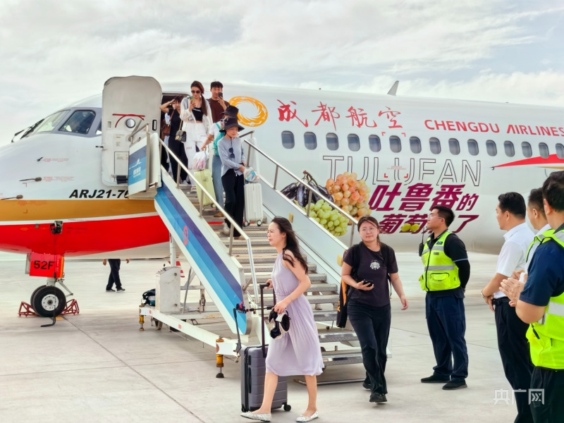 成都航空“吐鲁番号”旅游包机成功首航