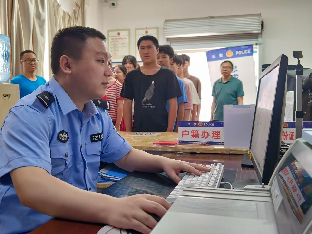 大足警方集中办理身份证 确保中高考学子证件"无忧"