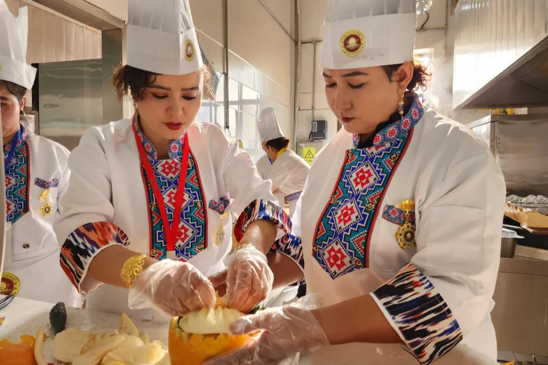 库尔勒市民亚森·肉孜说:"我第一次现场看厨师大赛,在品尝到美食的