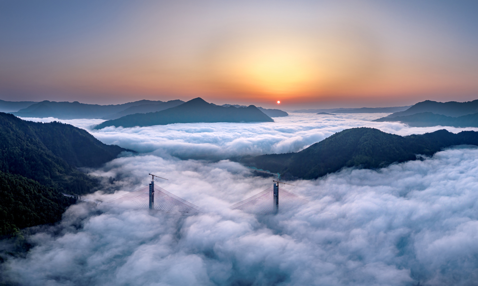 据悉,南孟溪特大桥位于贵州省剑河县南加镇境内,是剑黎高速公路控制性