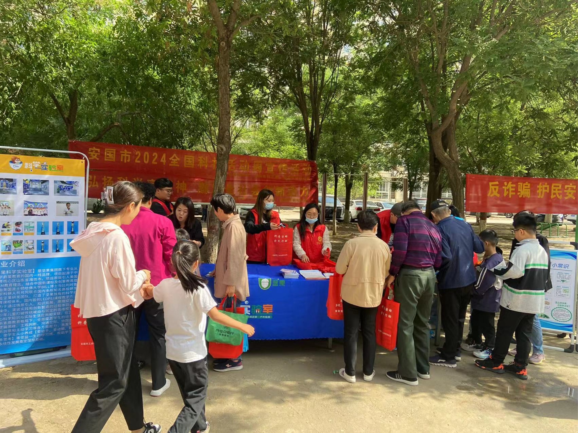 科普进社区活动现场(许飞  摄)活动现场,工作人员通过悬挂横幅,发放