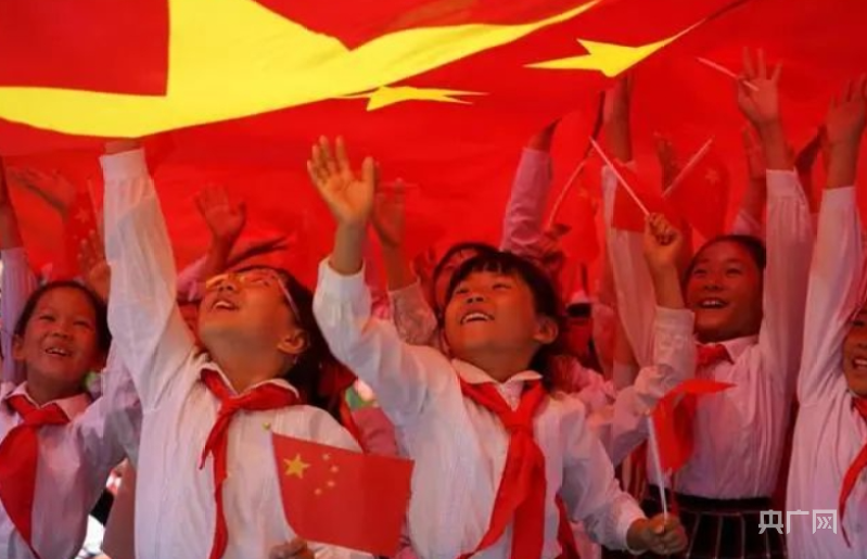 向祖国告白:内蒙古两所学校获赠天安门广场国旗