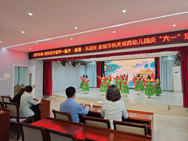 盐城市机关事务管理局领导走访慰问幼儿园