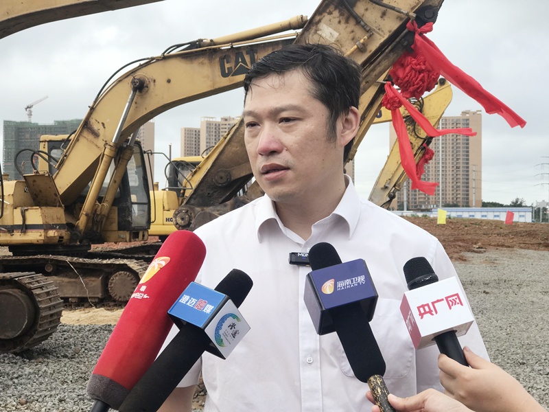 澄迈县委常委,常务副县长徐涛接受采访(央广网记者  蔡文娟  摄)据