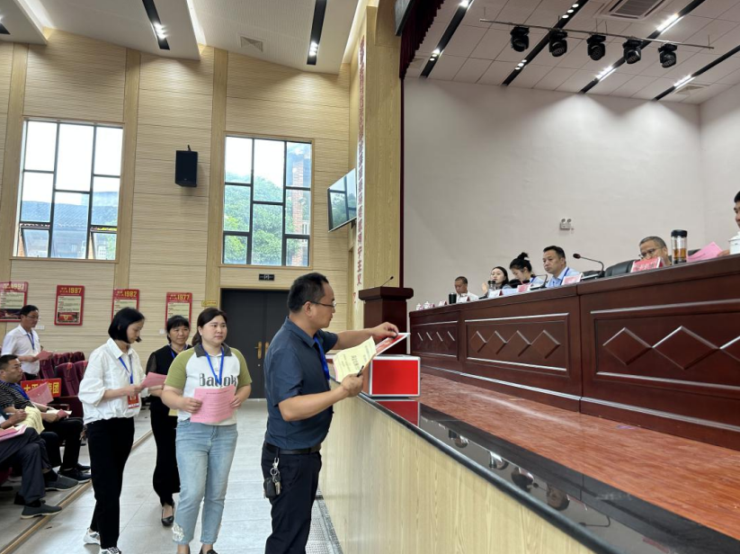 湖南双峰:洪山殿镇第十六届人民代表大会第四次会议召开