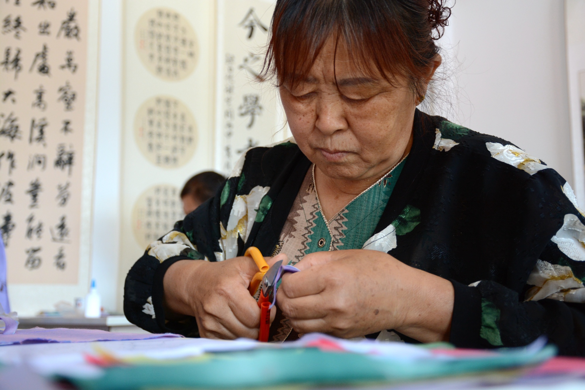 献县:绣娘同台展风采 巧手“裁”出好生活_央广网