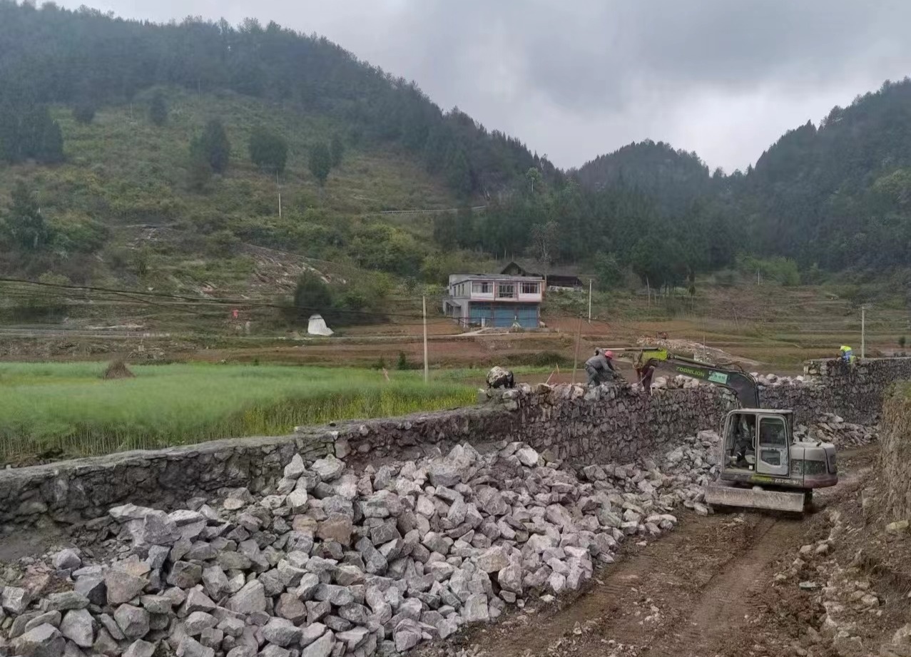 民化镇重点山洪沟治理工程项目(丰坝村至沙溪村河段)施工中(习水县融