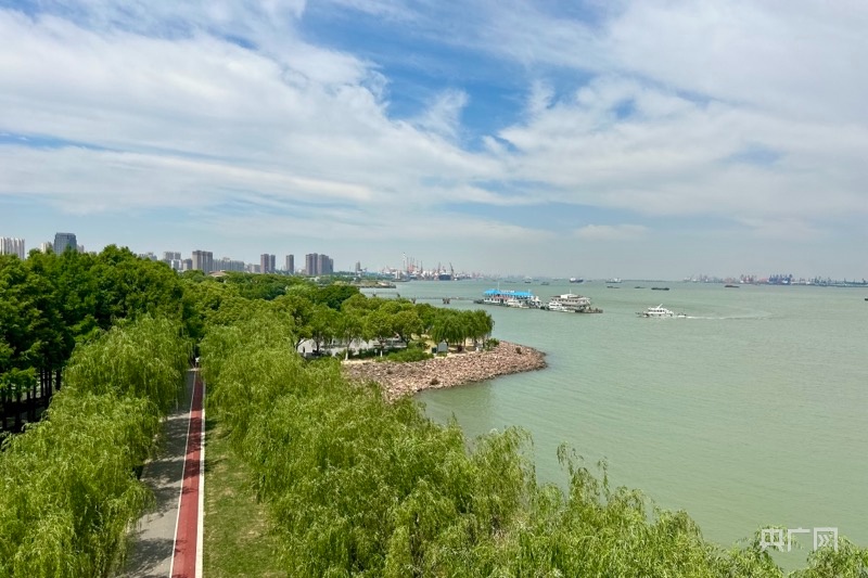 顾炀威  摄)江阴,以江为名,因江而兴,奔腾不息的长江在这里孕育出