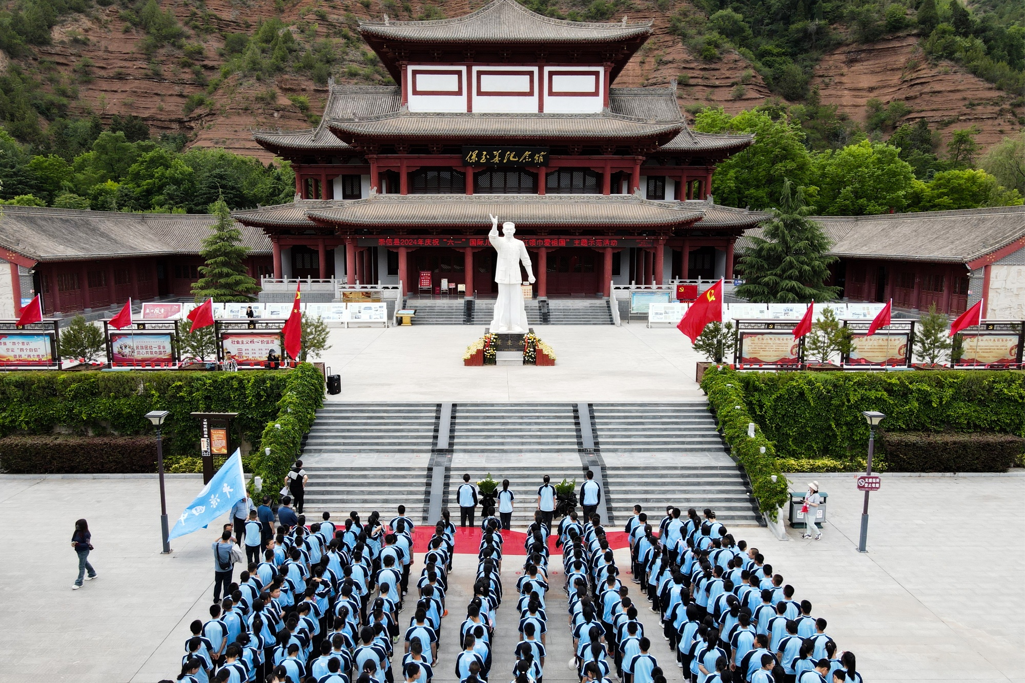 甘肃平凉四中开展主题研学活动  强化爱国主义和感恩教育