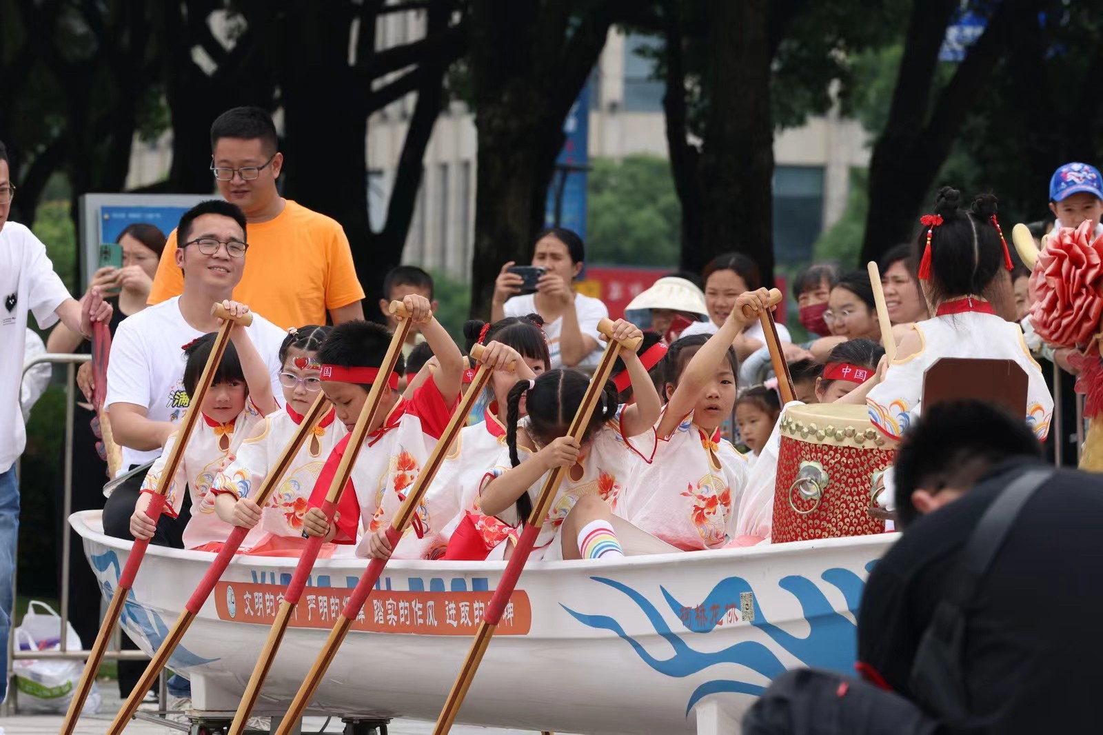 博鱼(中国)官方网站“端午龙舟”如何乘风破浪？“体验+融入”让传统文化更鲜活(图5)