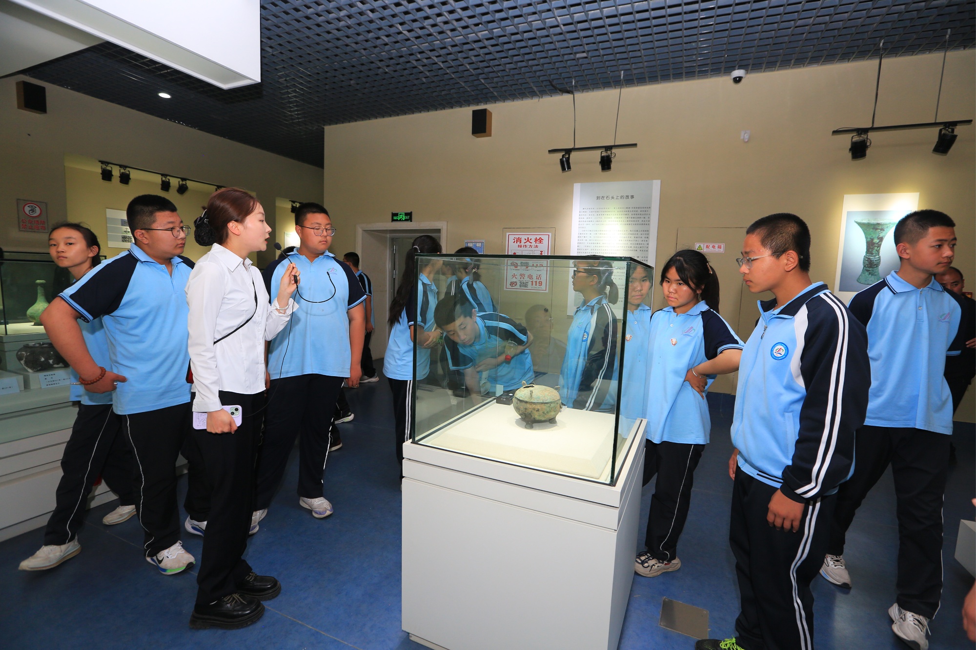 甘肃平凉四中开展主题研学活动  强化爱国主义和感恩教育