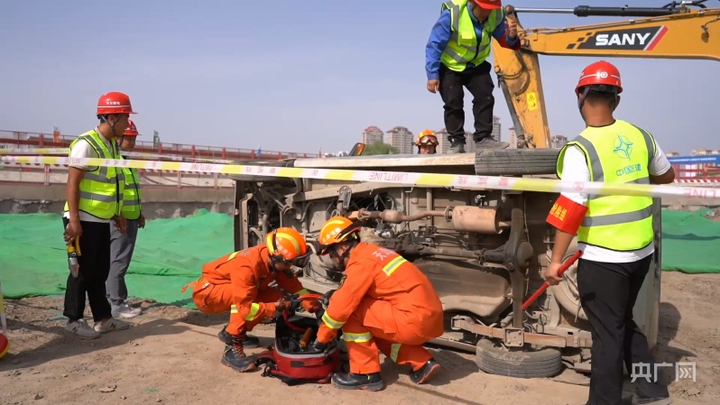 雷雨天气易发生积水拥堵"为背景,以"防坍塌事故(机油泄露事件)"为主题