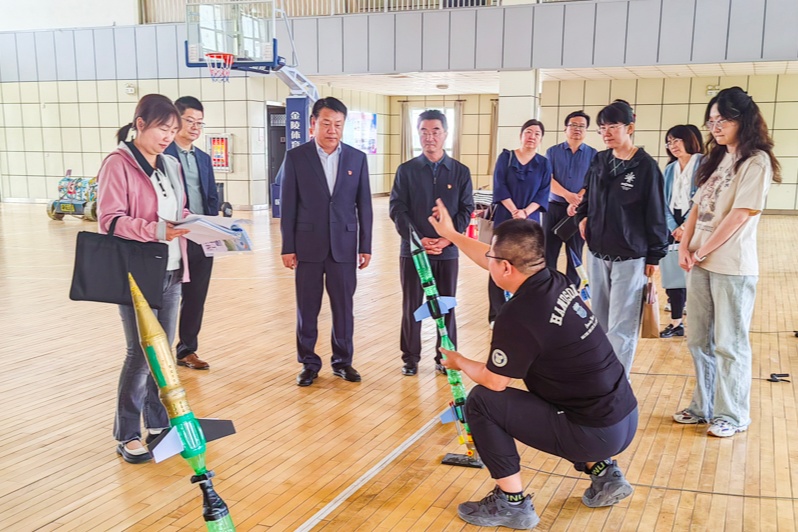 kb体育 网址 kb体育app教育部专家团队到高新区（新市区）调研指导中小学科学教育实验区建设情况(图3)