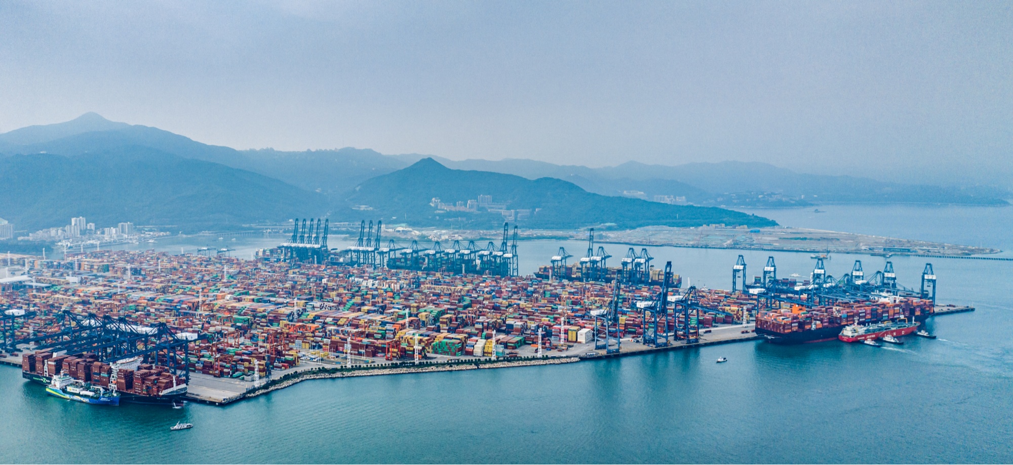 深圳盐田港同时为两艘国际航行集装箱船舶加注液化天然气燃料