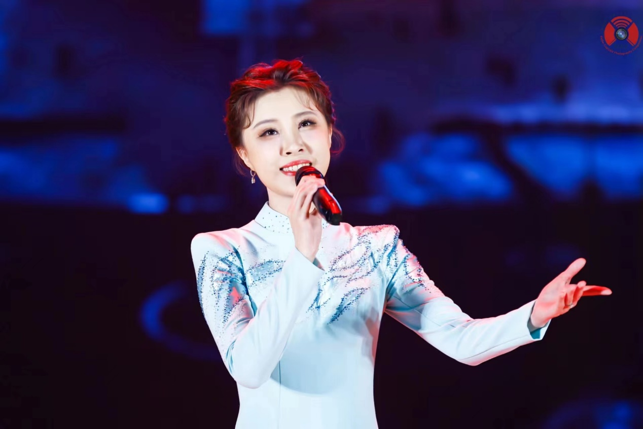 依次为:舞蹈《奔跑的青春》——校团委;歌曲《春风十万里》——耿婕妤