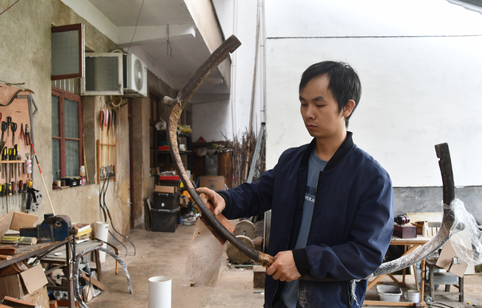 胡磊正在修复老顾客寄来的一把清代牛角弓(何雯  供图)2006年,正在