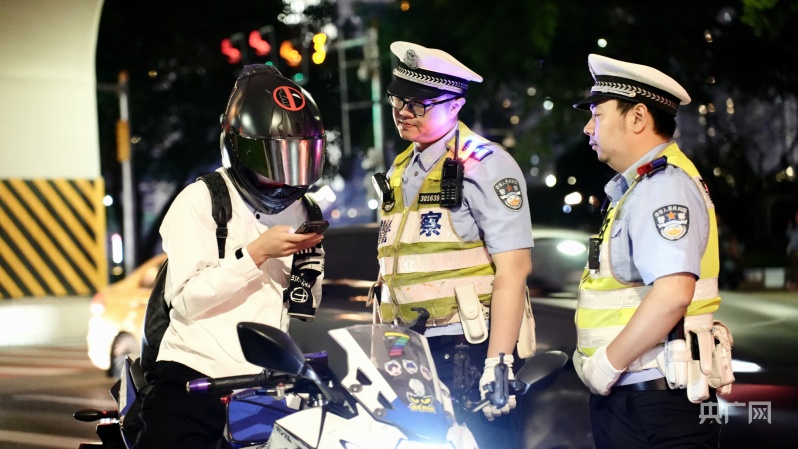 中高考期间重庆交巡警开展机动车"降噪"行动