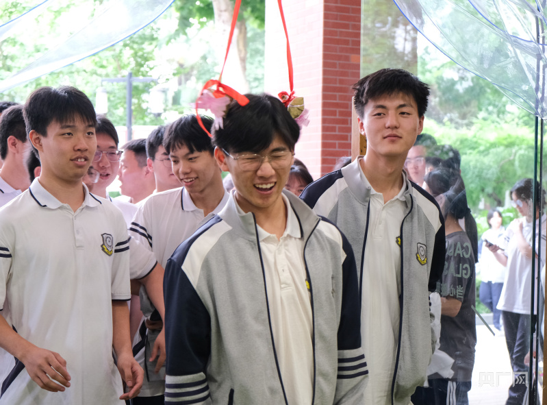 郑州近800名高三学子共享“胜”宴