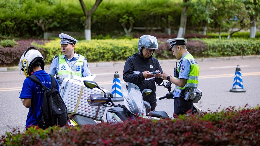 中高考期间重庆交巡警开展机动车"降噪"行动