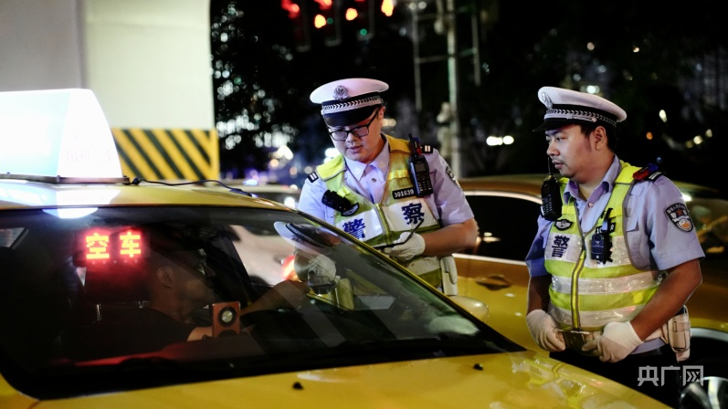 中高考期间重庆交巡警开展机动车"降噪"行动