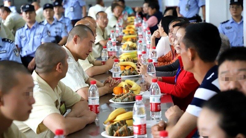 罪犯亲属在民警的带领下进入监管区,参观了一监区生活区和学习区.接