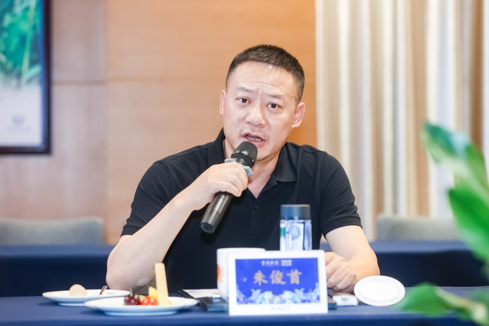 馆馆长冉茂列表示,无论是酿造一坛好酒还是创作一幅杰出的艺术作品,都