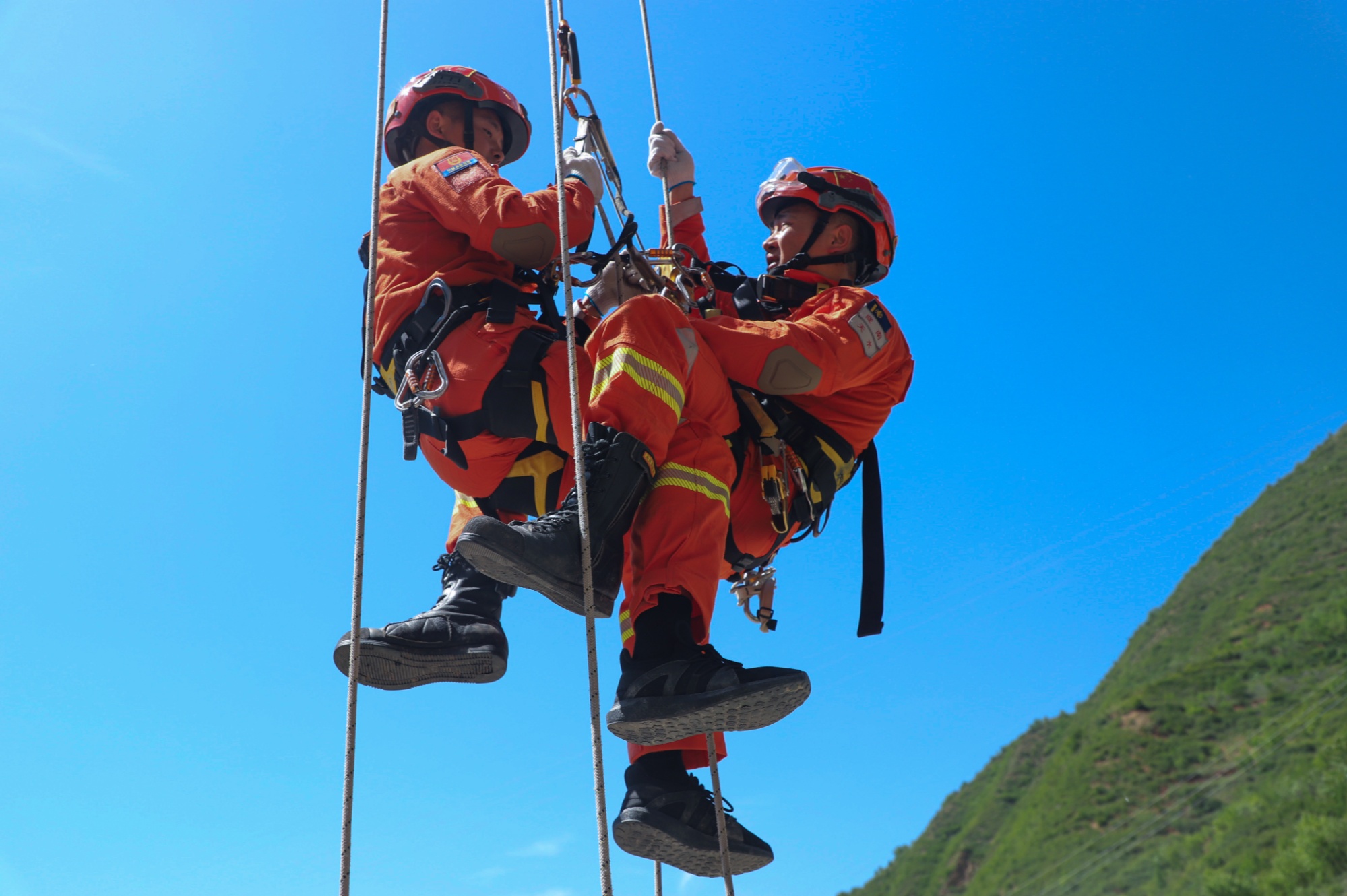 甘肃省陇南市森林消防:扎下营盘投入战斗  野外驻训战味浓