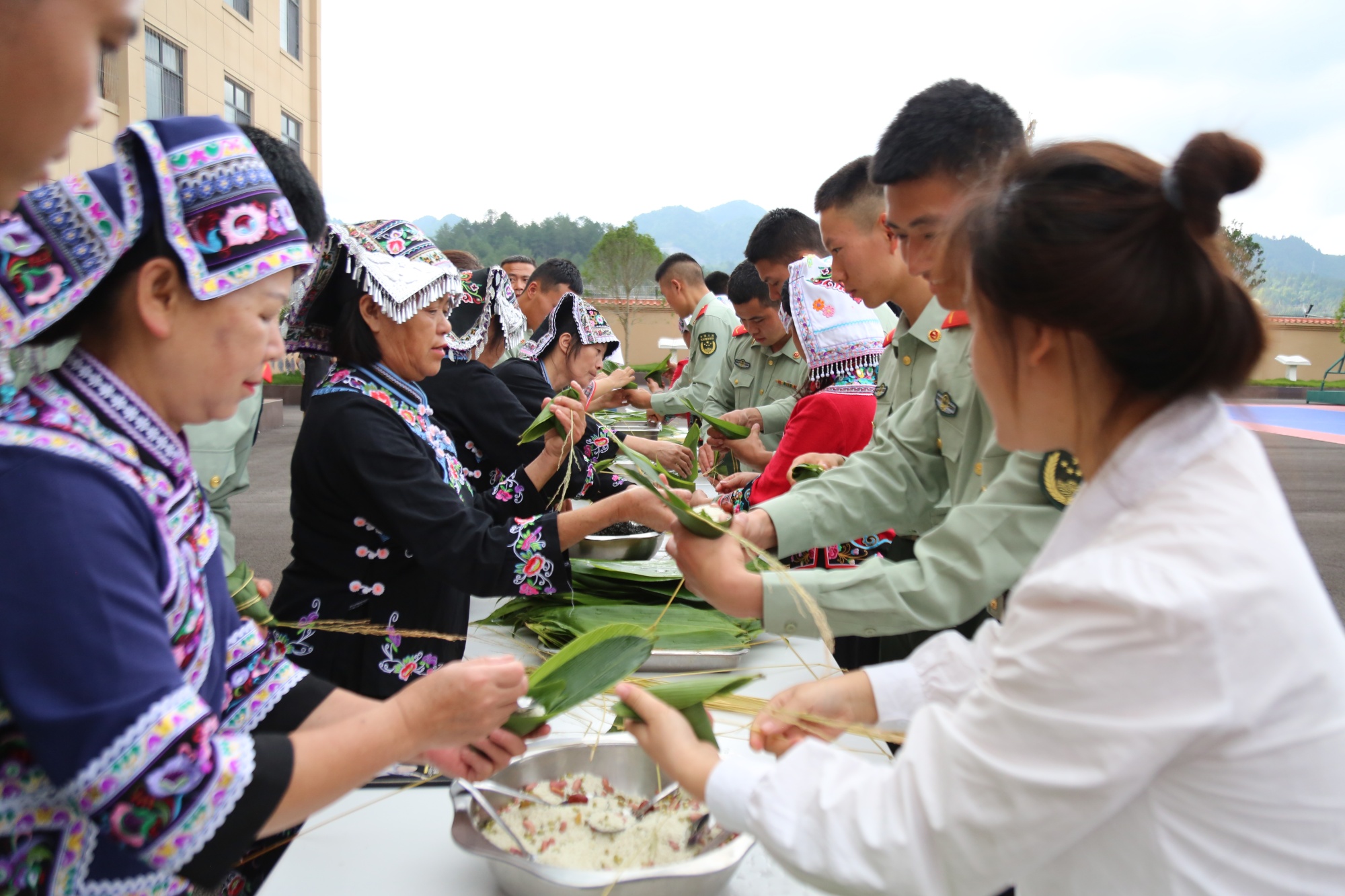 贵州平塘:军民一家亲 粽叶飘香满军营