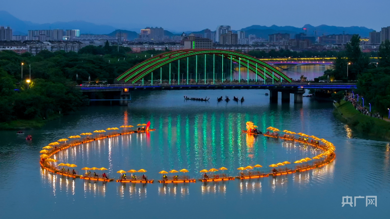安徽宁国:240米"金龙"水中游 拉满端午氛围感