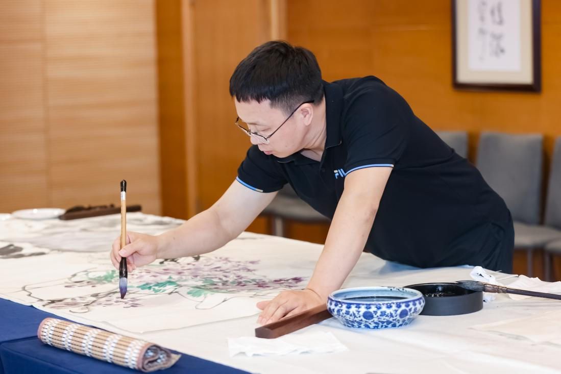 贵州省美术家协会副主席,贵阳美术馆馆长冉茂列现场作画贵州省书法家