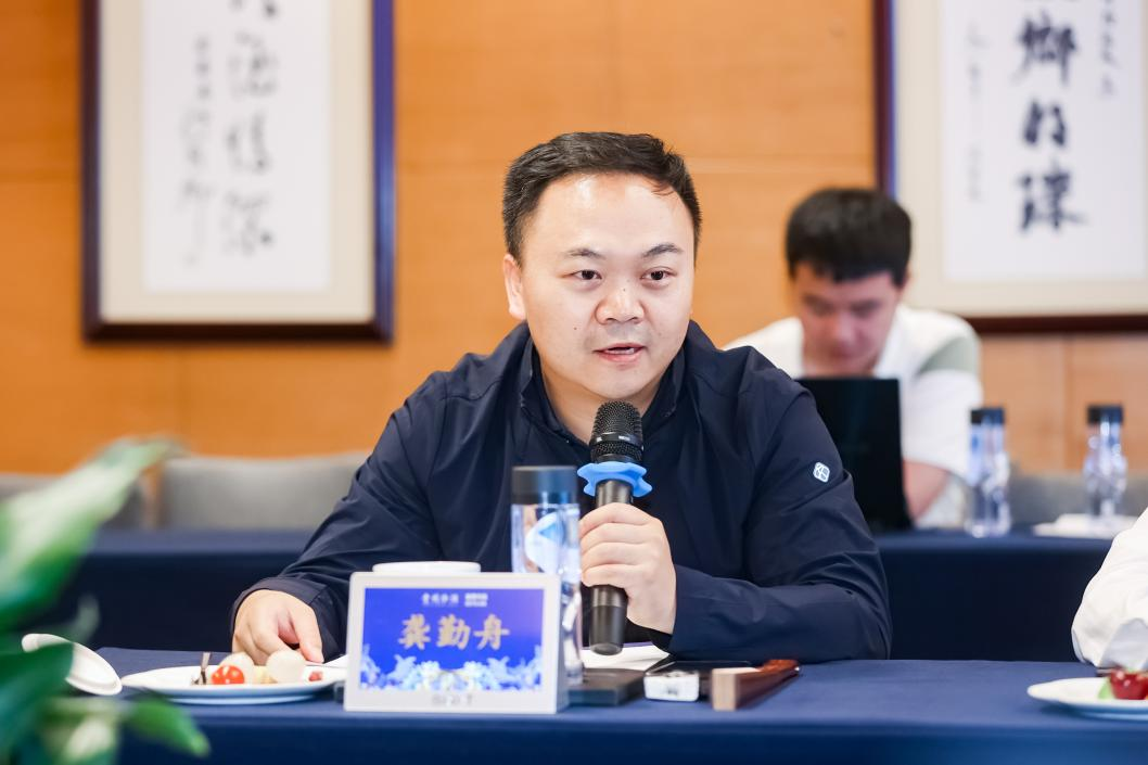 贵州省书法家协会理事,书法评论与文化传播委员会主任龚勤舟认为,酒