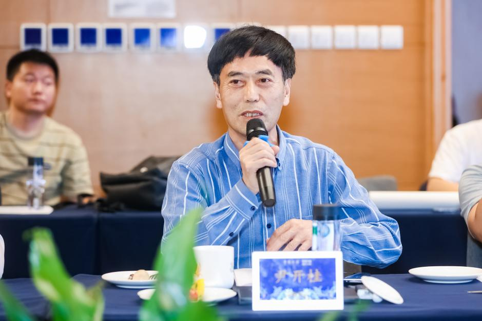 贵州省书法家协会副主席,遵义市书法家协会主席徐晓军表示,酒与艺术