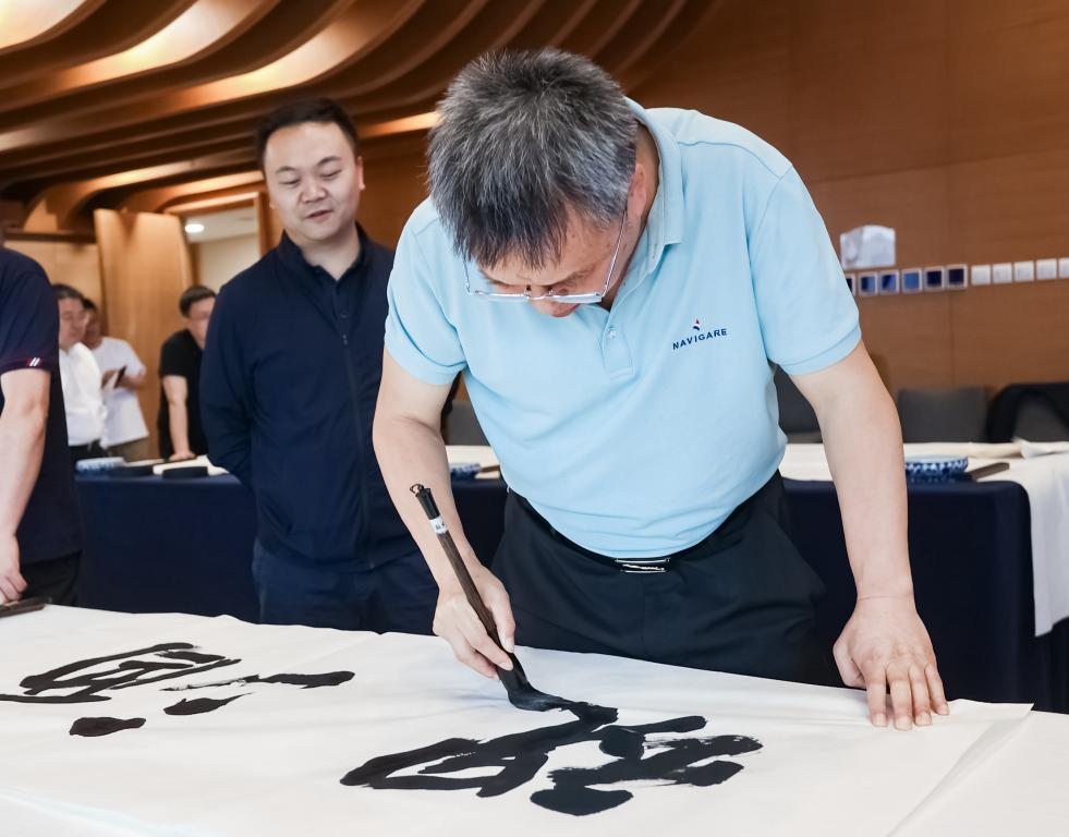 贵州省书法家协会副主席,遵义市书法家协会主席徐晓军现场题字遵义市