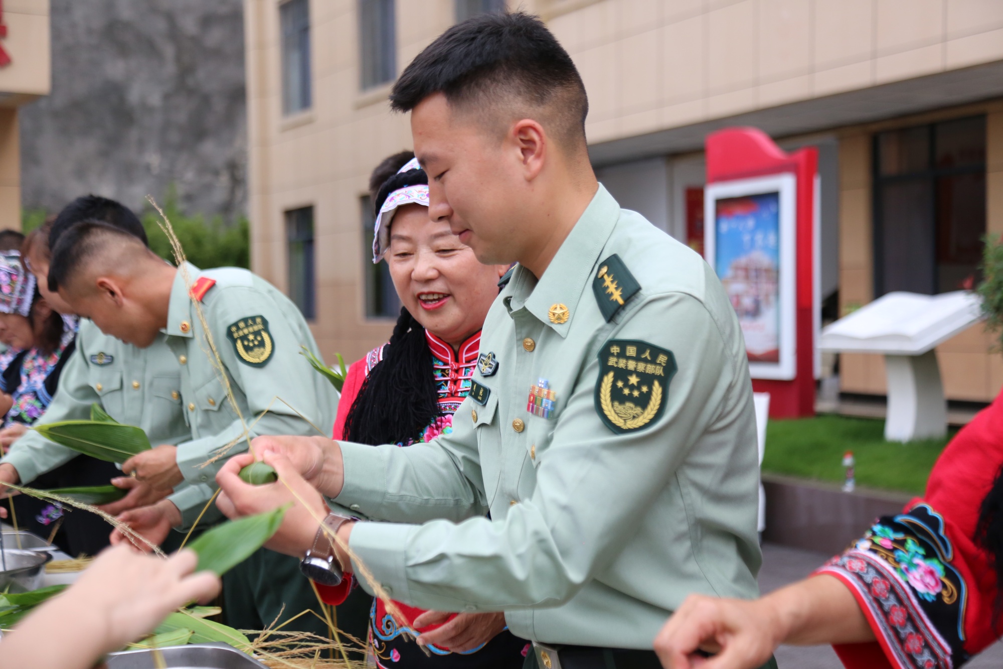 军民一起包粽子,其乐融融(平塘县融媒体中心供图)军民互动间,远离家乡