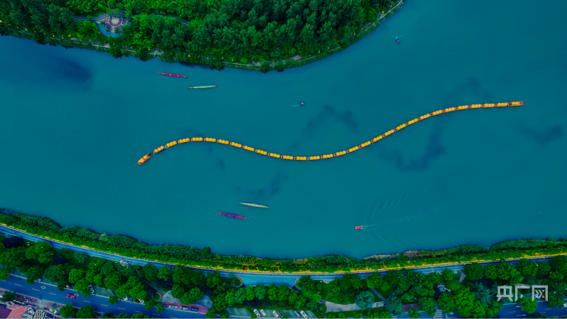 安徽宁国:240米"金龙"水中游 拉满端午氛围感