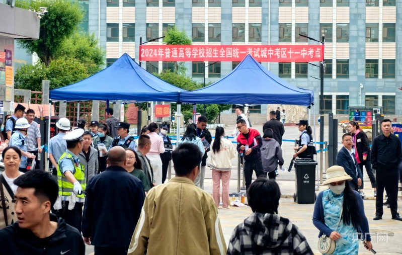 西宁市城中考区十一中考点考生有序进入考场(央广网记者  张海东  摄)