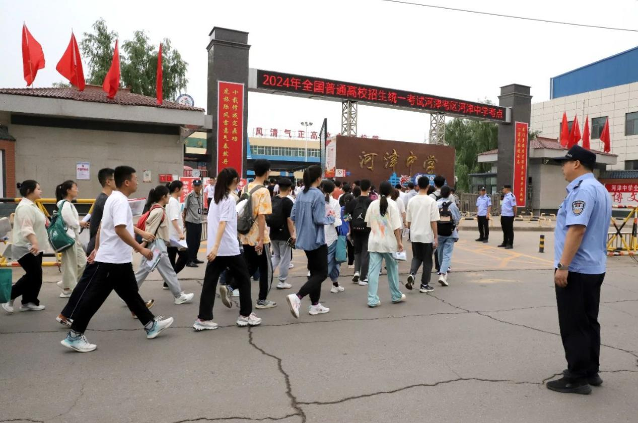 山西河津3996名高考考生奔赴考场为梦而战