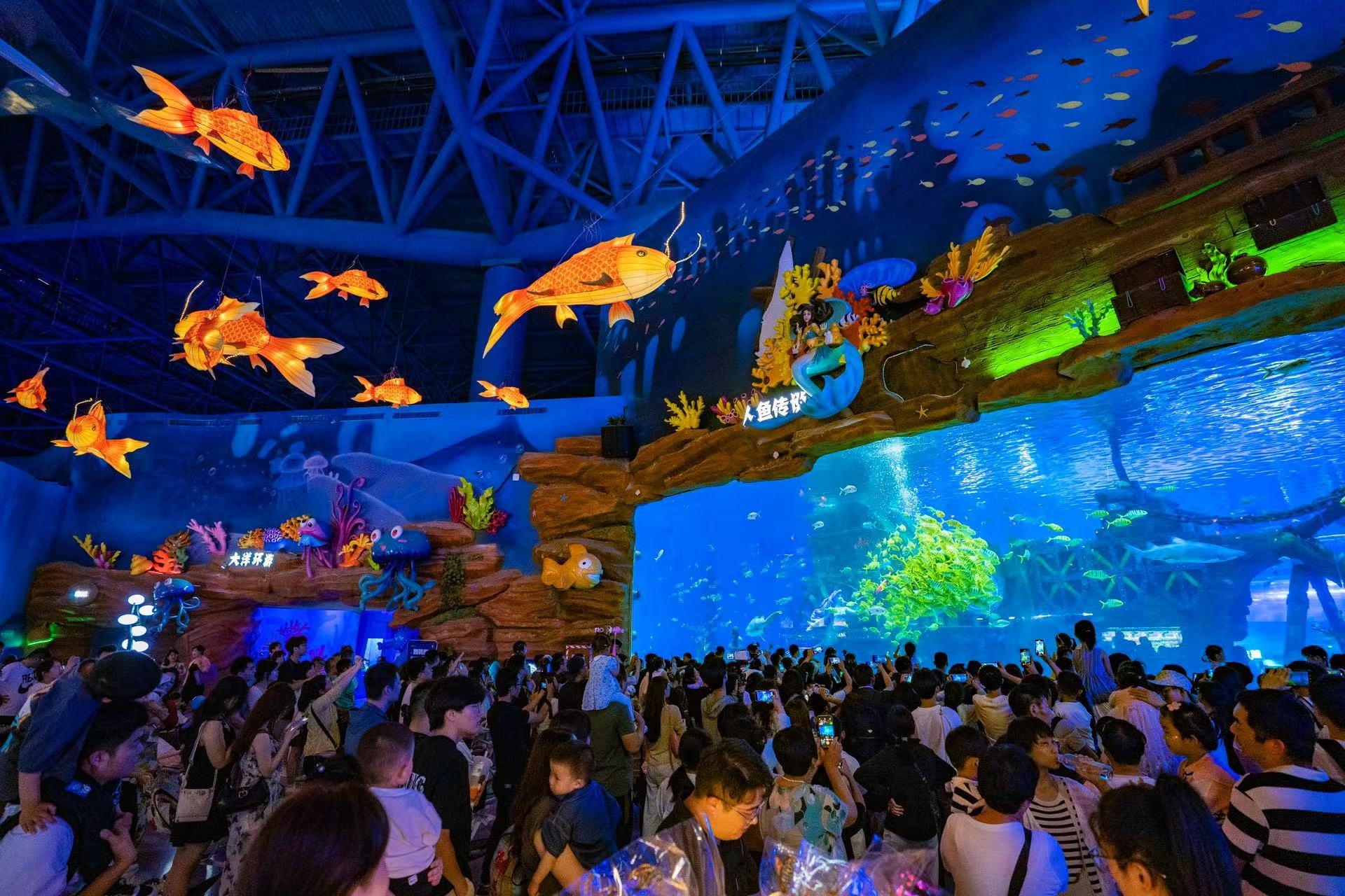 无人机浪漫"流星雨" 臻爱之旅花车巡游……济南融创文旅城端午欢乐之