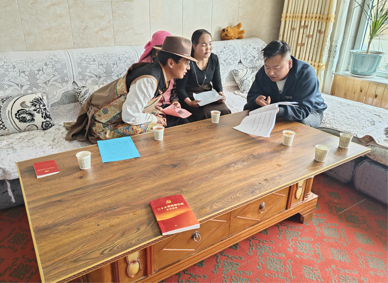 都兰县局工作人员向村民宣传民法典典"亮"乡村,民族团结一家亲.