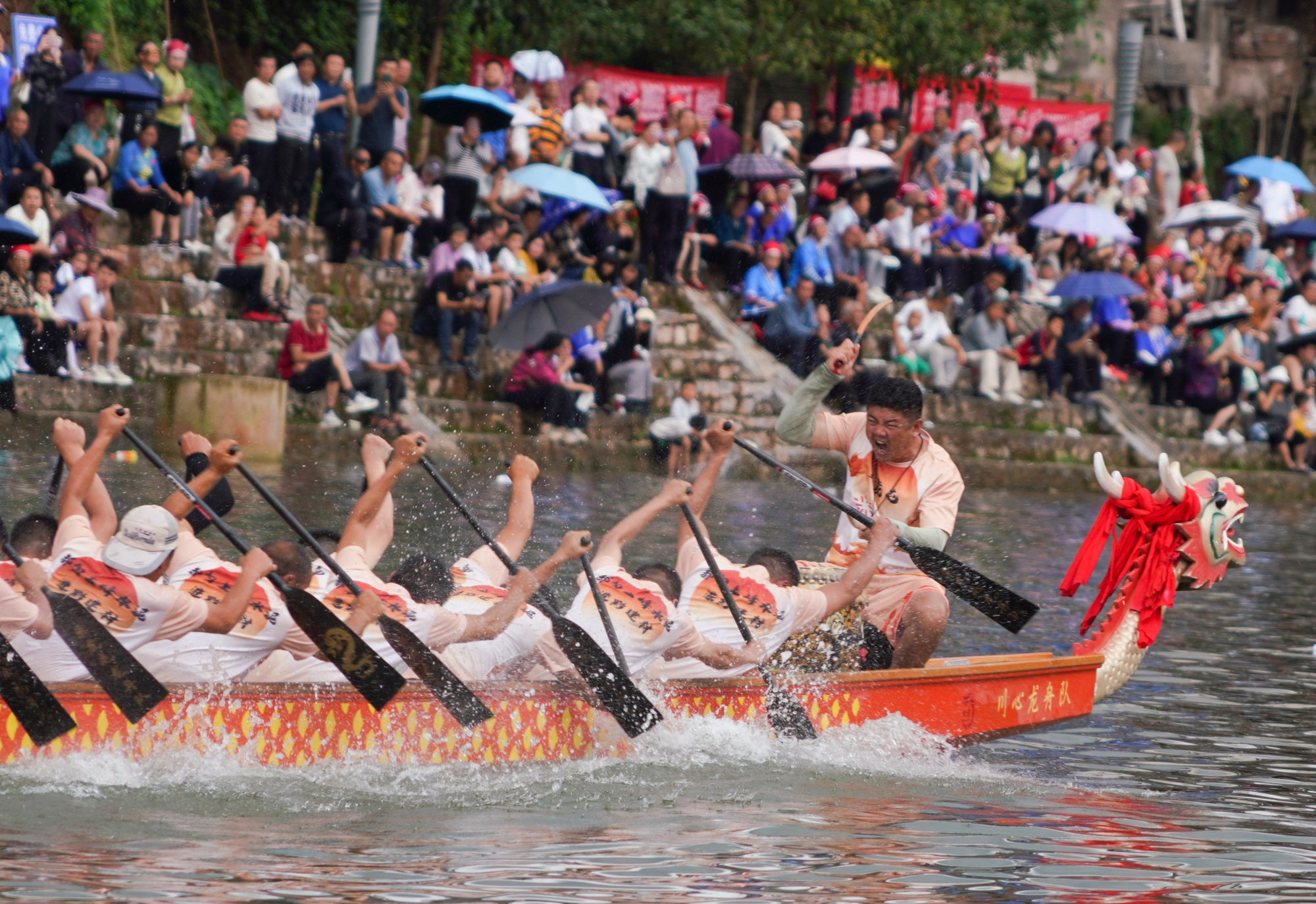 县融媒体中心供图)在龙舟比赛现场,队员们个个卯足了劲,动作整齐划一