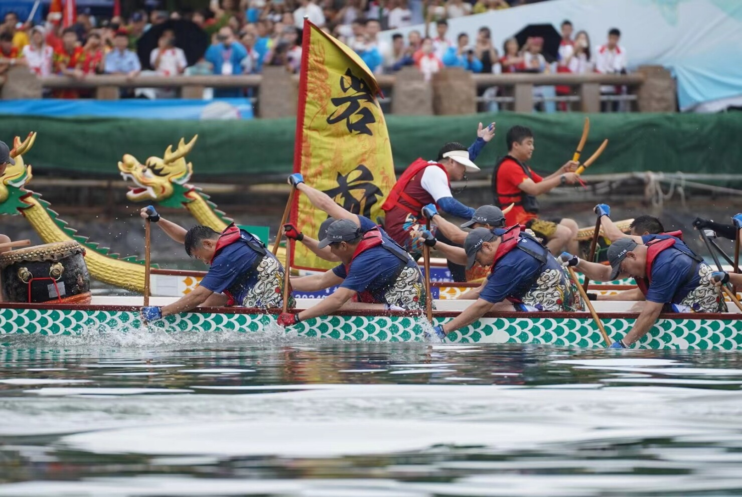 群龙逐浪贺端午 大亚湾龙舟赛精彩纷呈
