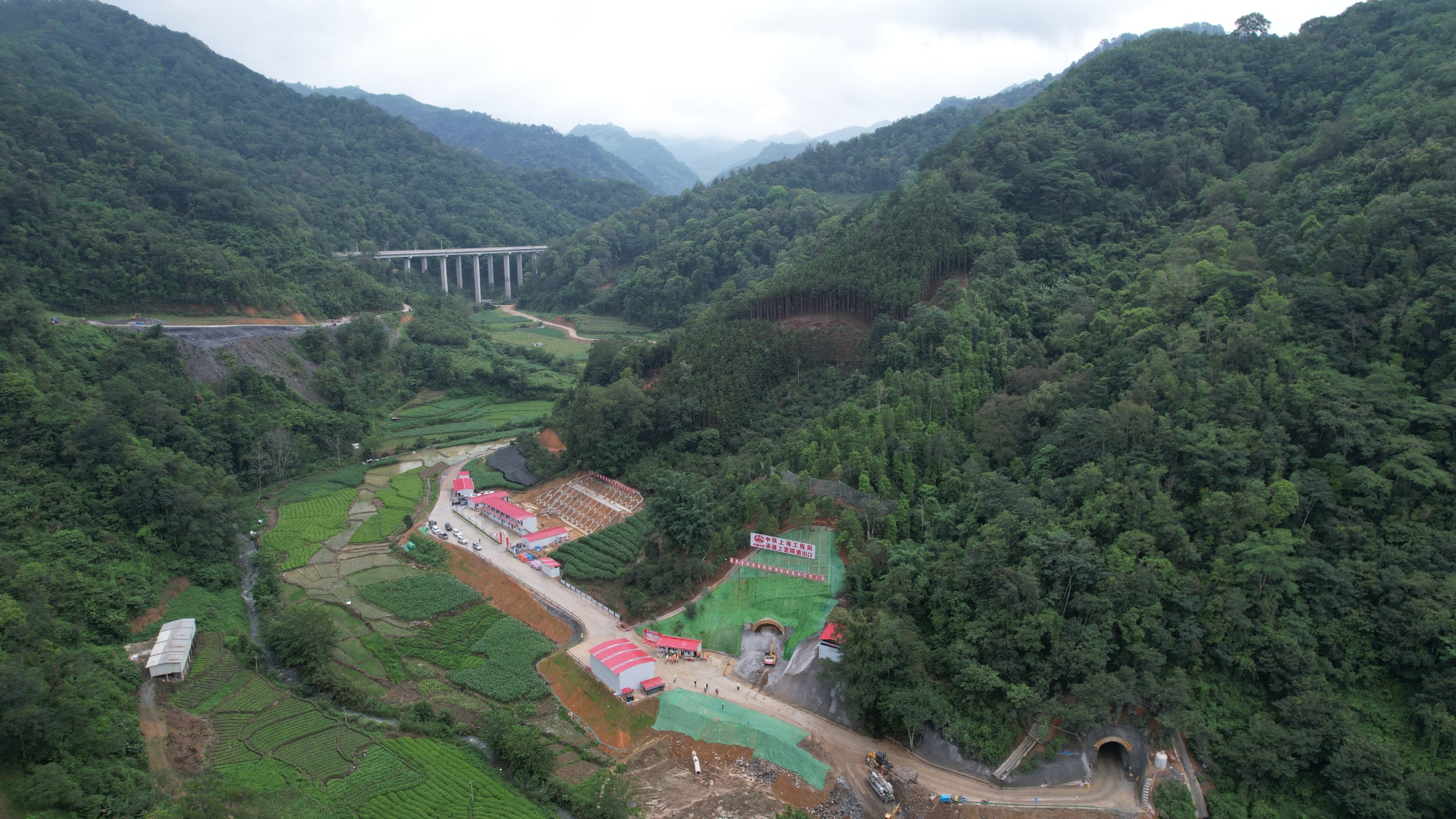 黄桶至百色铁路全线最长隧道开工建设